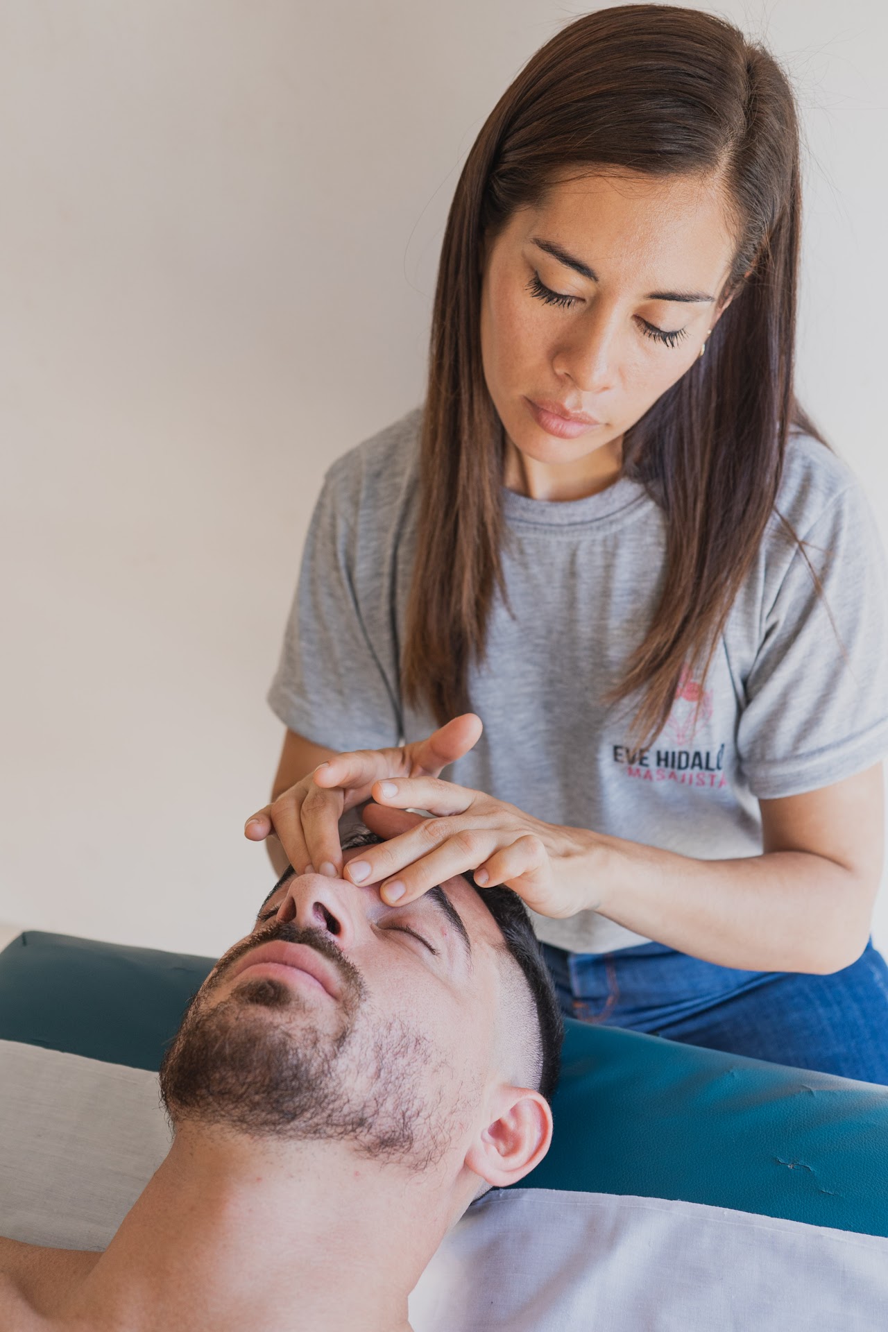 Masaje facial en Eve Hidalgo Masajes
